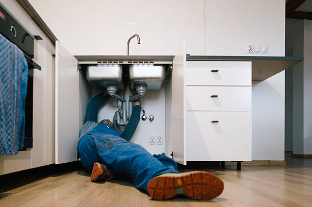 Professional Emergency Plumber technician working in Hampton, MD